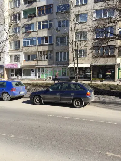 А и М