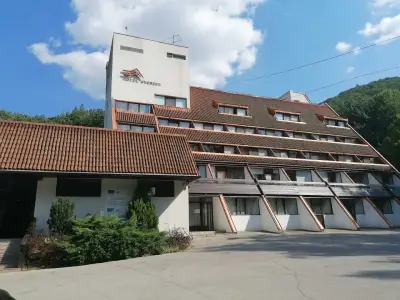 Еверест Хотел