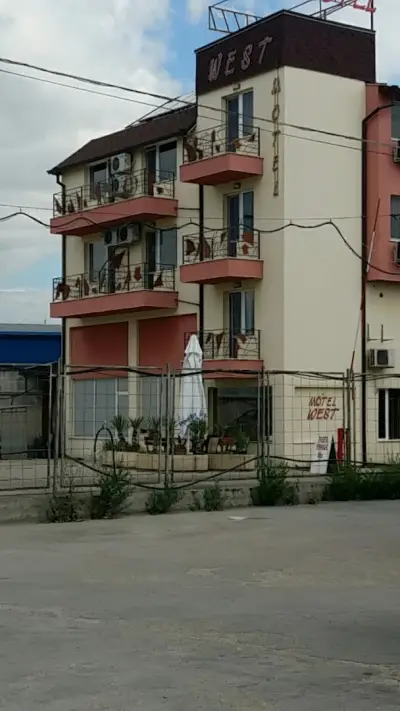 Hotel West
