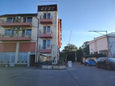 Hotel West