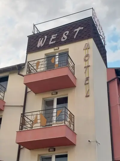 Hotel West