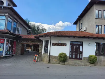 Хотел Център