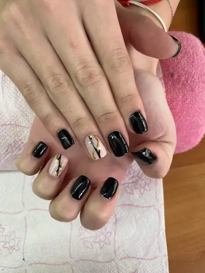 Bertie nails art