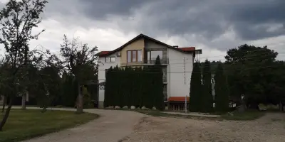 Къща за гости "Троеручица"
