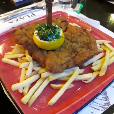 PLAZA Bar & Dinner