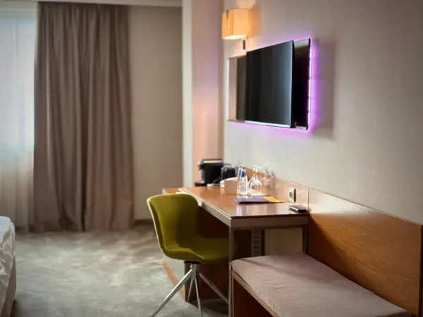 Стандартна стая с площ 33 кв. метра, 3 единични легла, безплатен WiFi, централна климатизация, душ