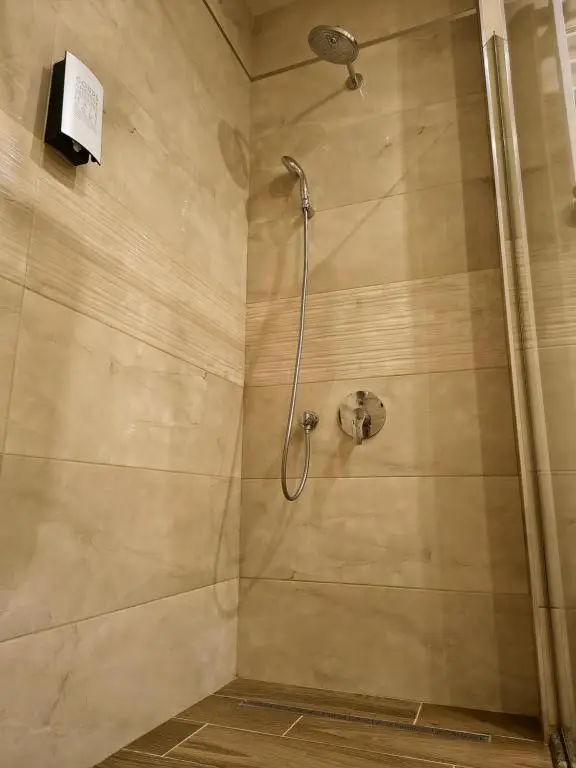 Екзекютив стая с 1 двойно легло king size, площ 39 кв. метра, безплатен WiFi, централна климатизация, душ