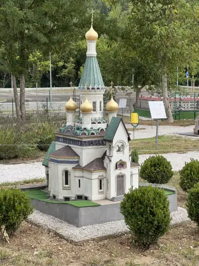 Парк Мини България