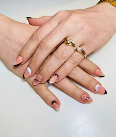МАНИКЮРНИЦЪ VIVI NAILS