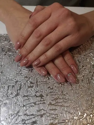 МАНИКЮРНИЦЪ VIVI NAILS