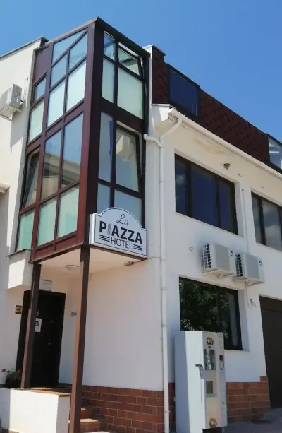 La Piazza Hotel