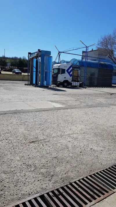 Autocomplex Dimitrov
