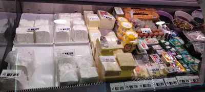 ДВЕТЕ МЕЧКИ И ПЕТЕЛА