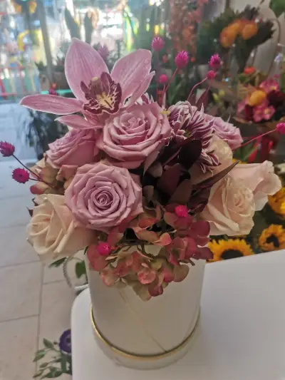 Магазин за цветя и подаръци MEME Flowers