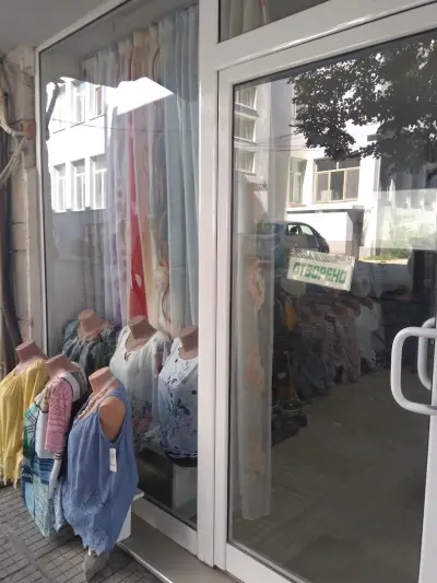 Платове Завеси Дрехи
