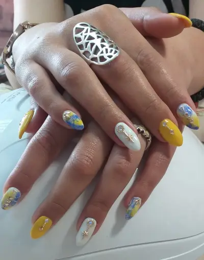 "Vogue Nails"