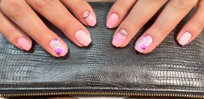 "Vogue Nails"