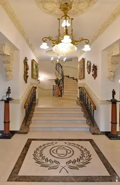 Royal Hotel