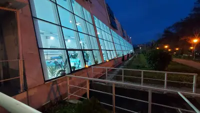 Закрит плувен басейн