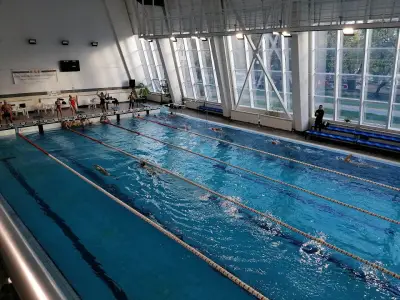 Закрит плувен басейн
