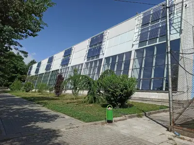 Закрит плувен басейн