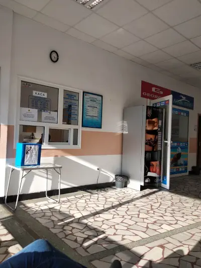 Закрит плувен басейн