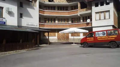 Мотел „Крива река“