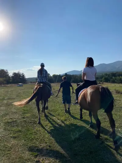 Конна база Happy Horses Estate | Курсове по конна езда Самоков | Разходка с кон сред природата