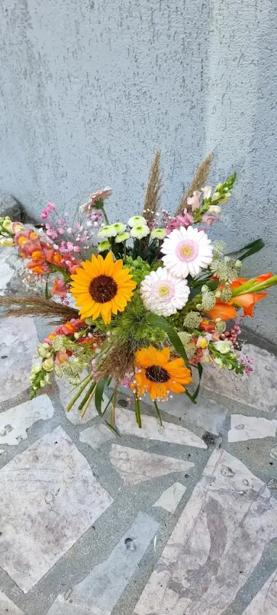 RaddyFlowers - приказки от цветя / Ателие за цветя/ Доставка на цветя, подаръци и букети