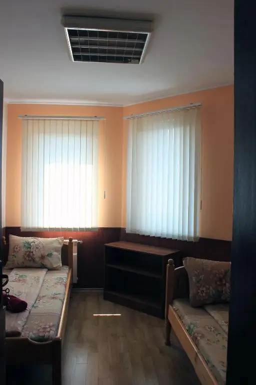 Двойна стая с 2 отделни легла и обща баня