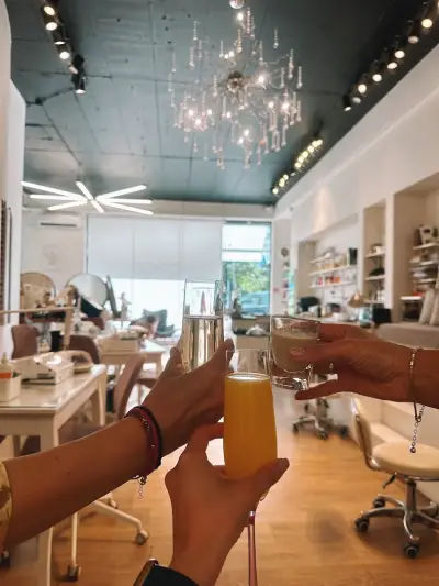 COCO dry bar & more | Подстигване | Маникюр | Педикюр | Балеаж | Боя | Грим | Официални прически | Стайлинг