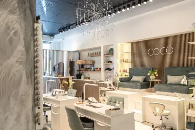 COCO dry bar & more | Подстигване | Маникюр | Педикюр | Балеаж | Боя | Грим | Официални прически | Стайлинг