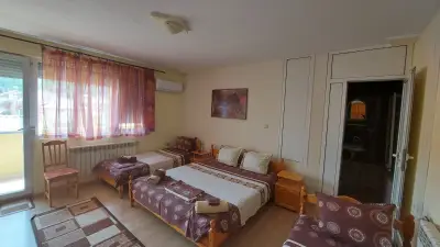 Хотел Лора