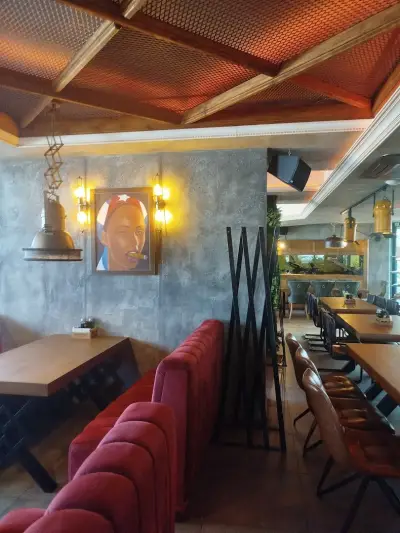BIZARRE BAR AND DINNER