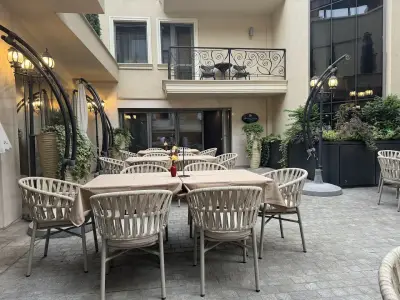 “FAMOUS HOUSE”