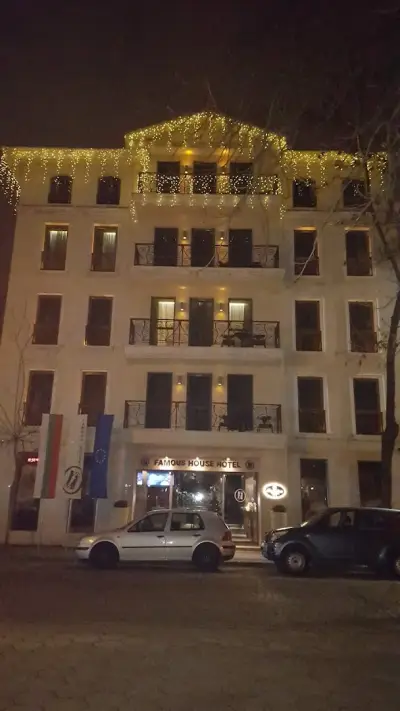 “FAMOUS HOUSE”