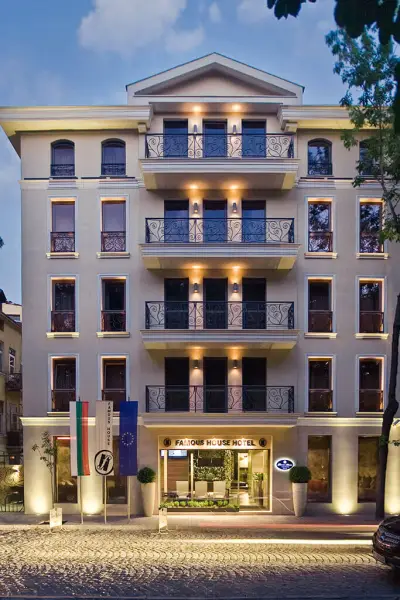 “FAMOUS HOUSE”