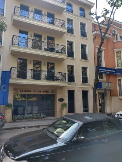 “FAMOUS HOUSE”