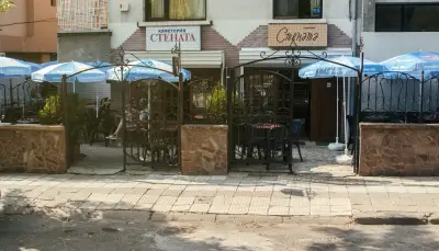 Стената