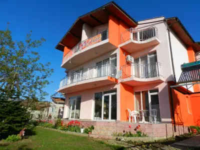 House Rezvaya with rooms for rent
