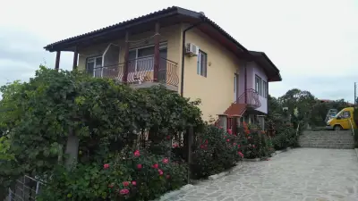 House Rezvaya with rooms for rent
