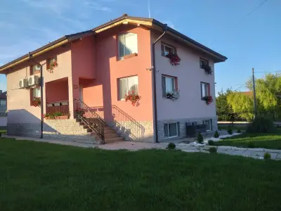 Розовата къща
