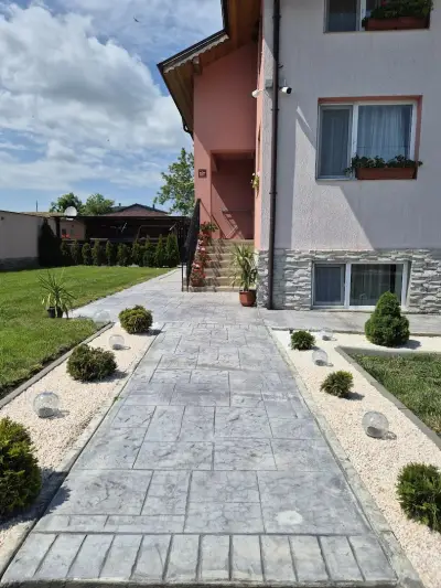 Розовата къща