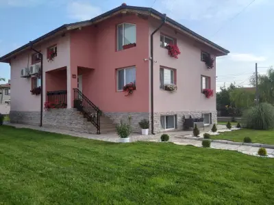 Розовата къща