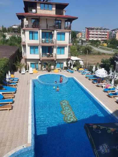 Салена Бийч Хотел
