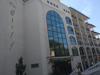 The Cliff Beach Apartments