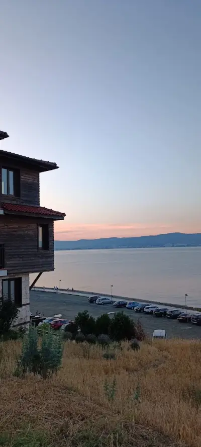 Крайбрежна Къща за Гости