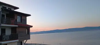 Крайбрежна Къща за Гости