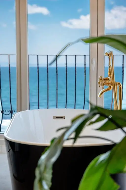 Deluxe Suite with Bathtub & Panoramic Sea View
