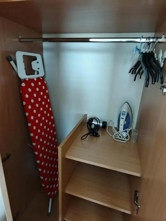Студио с изглед към басейна